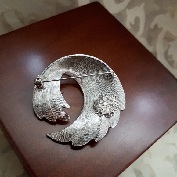 Vintage silver tone swirly design pin brooch. Gift - Picture 3 of 10